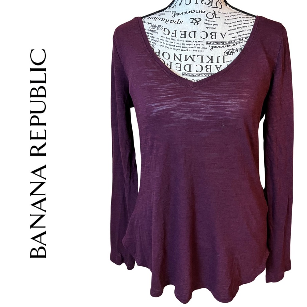 Banana Republic Long Sleeve V-neck Tee in Plum Eggplant Purple, size Small